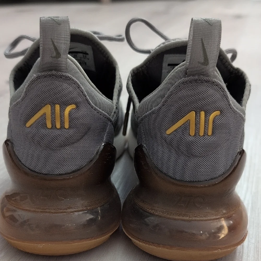 Nike Air 270 Gray Sneakers with Gold Accents - Picture 4 of 8